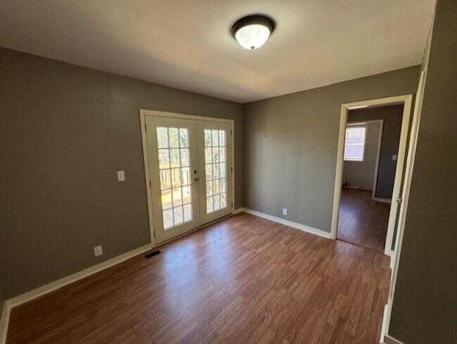 Building Photo - MOVE IN SPECIAL! HALF OFF FIRST MONTH!!