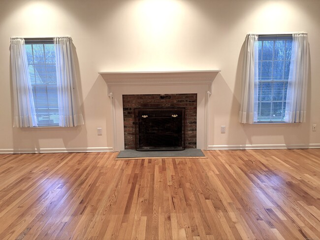 Building Photo - 5 Howes Ct