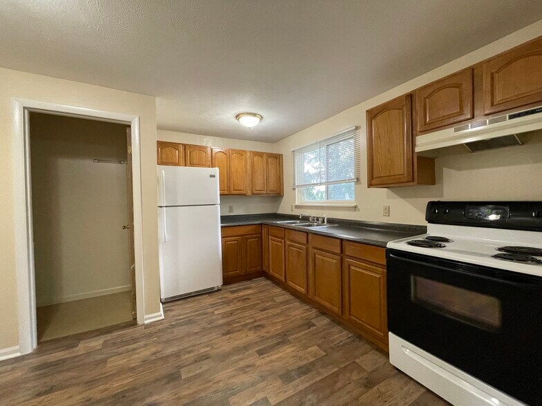 Building Photo - Woodside Court Apartments