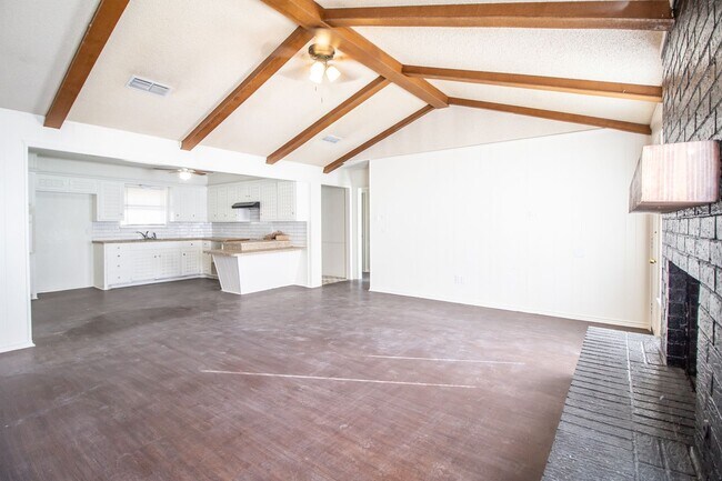 Building Photo - Charming 3 Bedroom 2 bathroom house WITH SOLAR