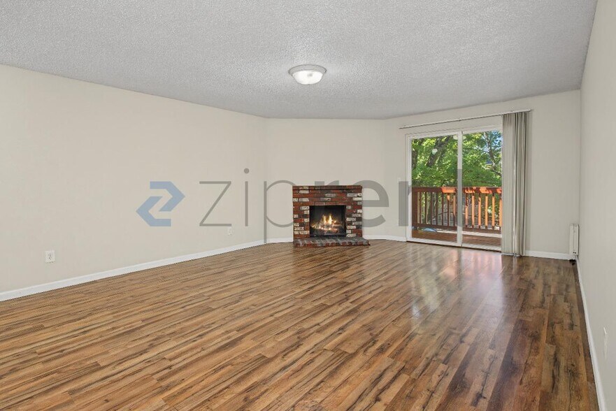 Building Photo - Unit D