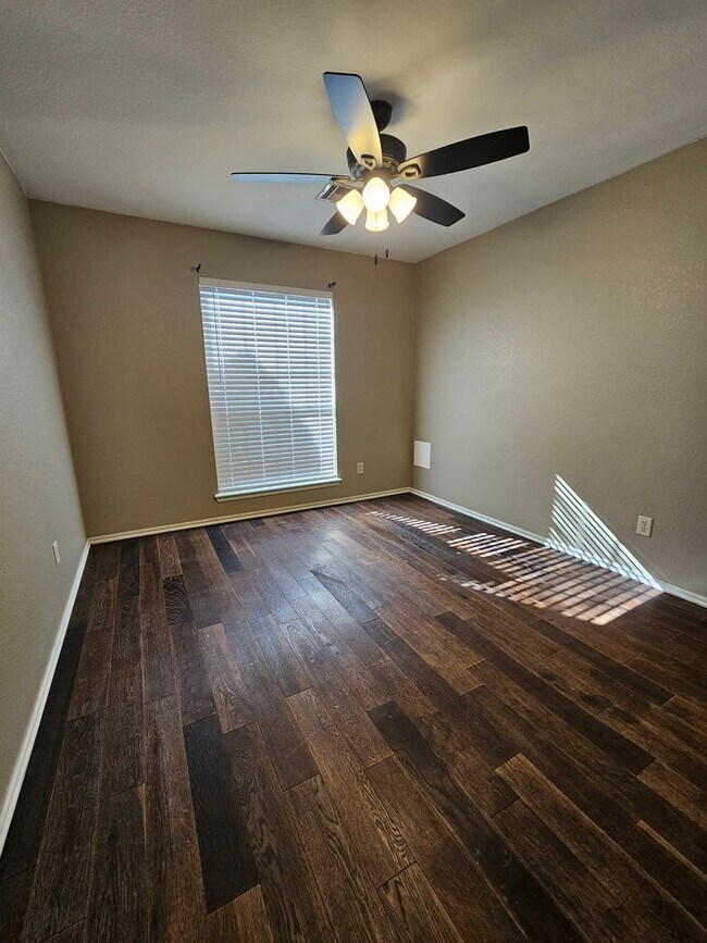 Building Photo - (3) Bed or (2)Bed + Bonus Room/(2.5) Bath ...