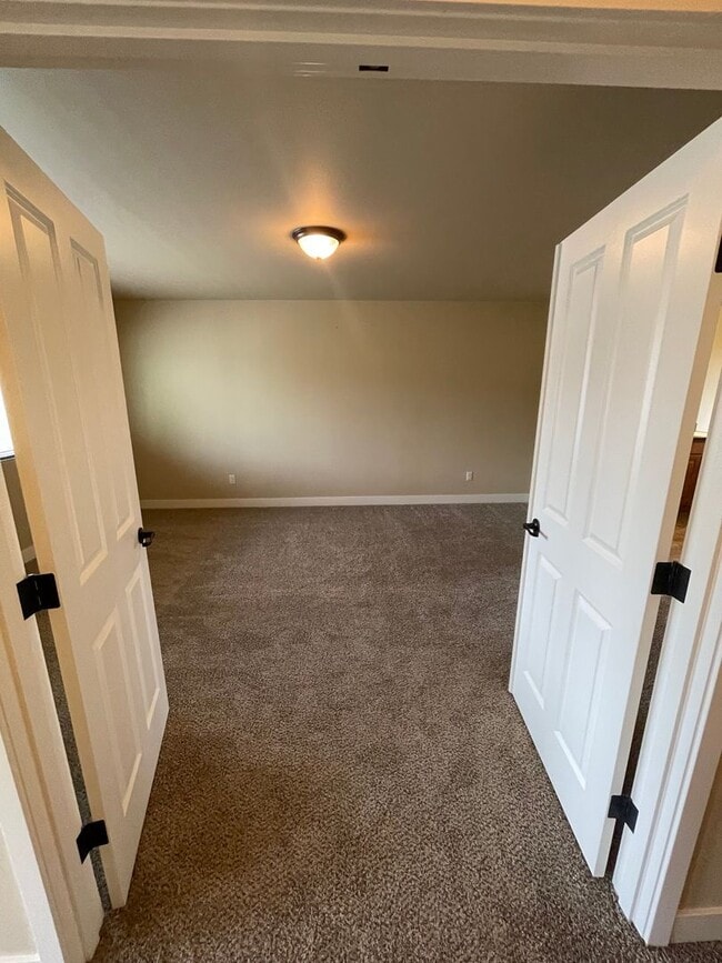 Building Photo - Beautiful 4 Bedroom in a small and exclusive neighborhood