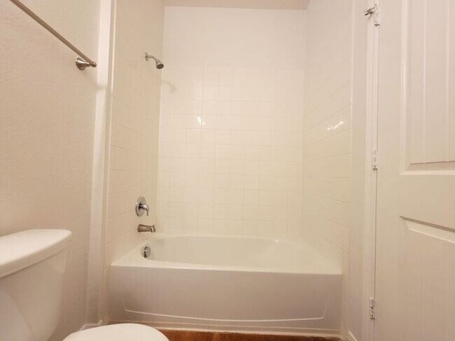 Building Photo - **Gorgeous 3 Bedroom 2 Bathroom Home in Au...