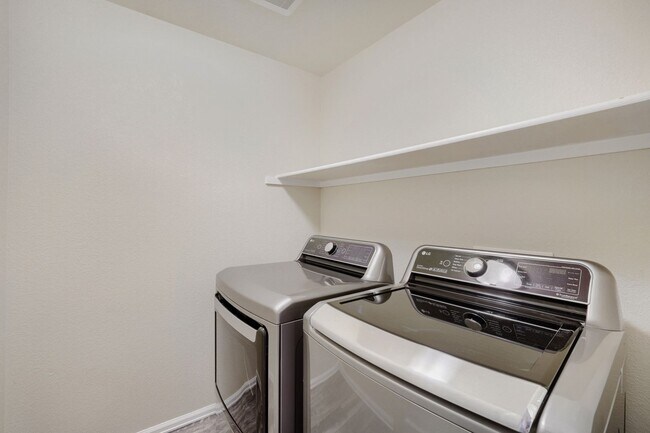 Building Photo - Evolve Real Estate: Meticulously Upgraded 4 Bed 3.5 bath Entertainers Dream - Available NOW!