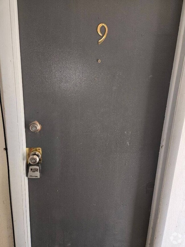Building Photo - For Rent: 1 Bed / 1 Bath Basement Apartmen...