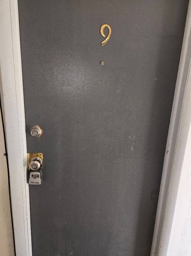 Building Photo - For Rent: 1 Bed / 1 Bath Basement Apartmen...