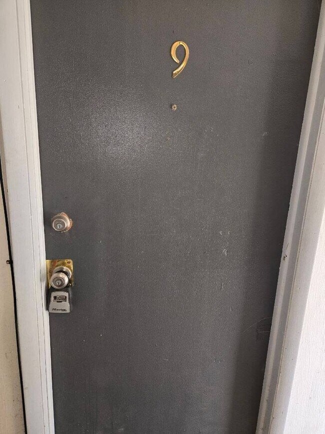 Primary Photo - For Rent: 1 Bed / 1 Bath Basement Apartmen...