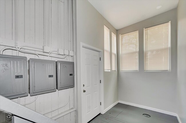 Building Photo - 3000 W 40th St