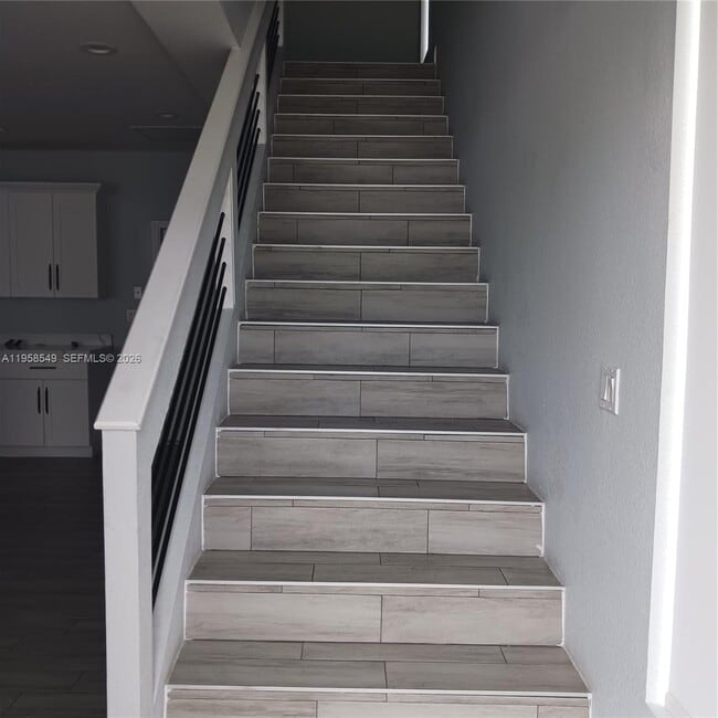 Building Photo - 492 40th Ct