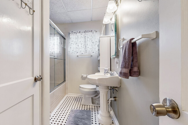 Hall bath/ tub & shower - 2018 Alhambra Ave SW