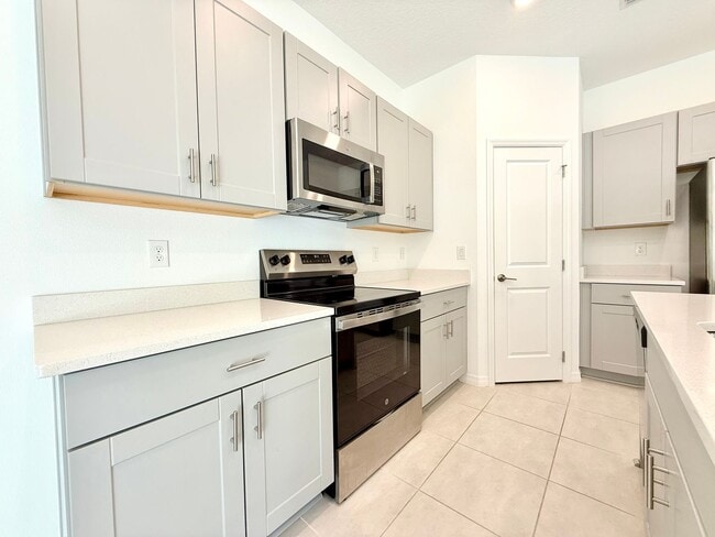 Building Photo - Designed for the way you live! 3Bedrooms/2.5Bath Edgewater Townhome