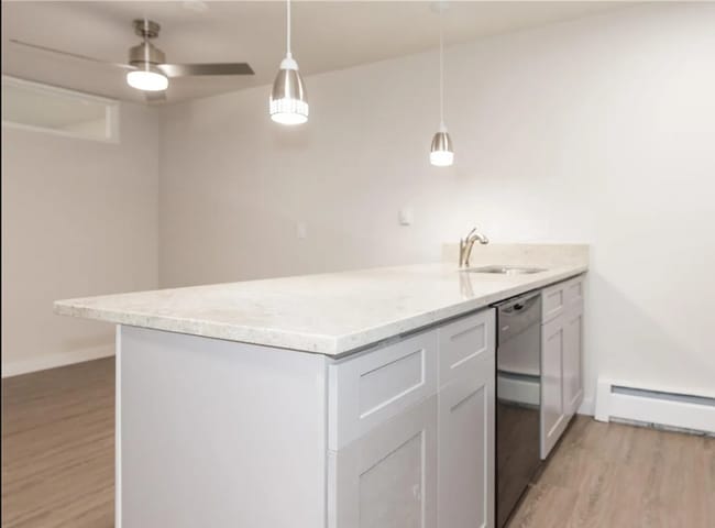 Building Photo - FALL PRE-LEASING! 3 Bed 1.5 Bath Condo on ...