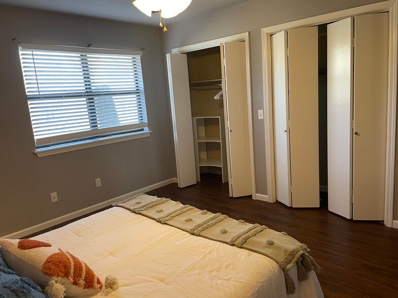 Master Bedroom - 2300 Oakwood Ave