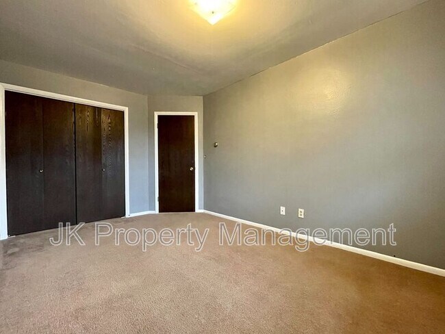 Building Photo - 1411 6th Ave S