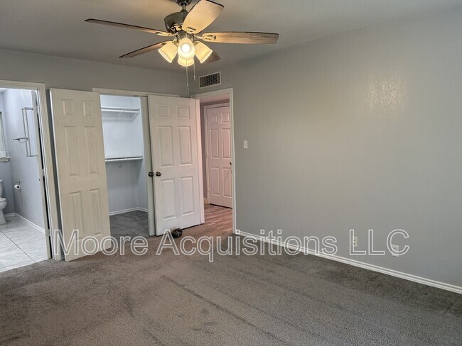 Building Photo - 3601 Oakwood Dr