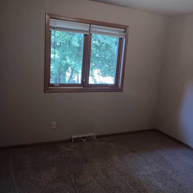 Building Photo - 2649 Stanbrook St