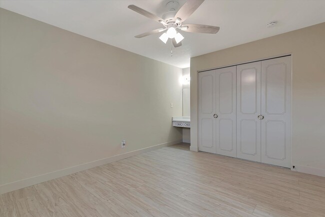 Building Photo - Duplex with 1.5 Bath and One Car Garage