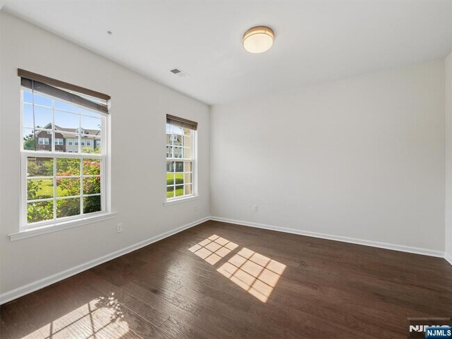 Building Photo - 18 Litchfield Ln