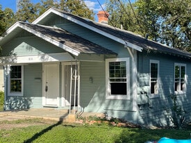 Building Photo - 810 Aganier Ave