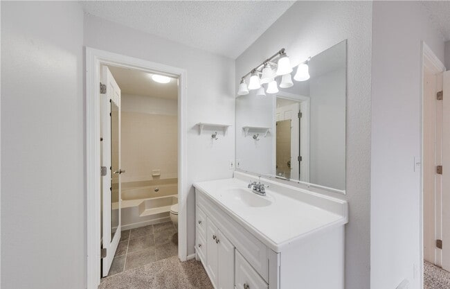 Building Photo - 2Bd/2Ba Kirkland Condo