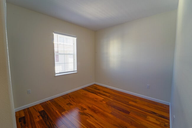 Building Photo - 1702 Northshore Dr