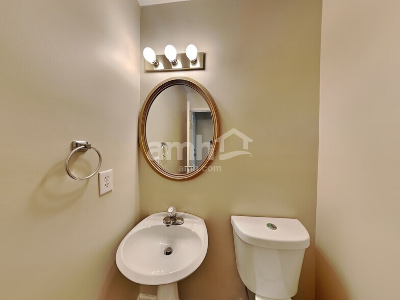 Building Photo - 1215 Wilkes Crest Dr