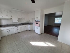 Building Photo - Sweet 38/40