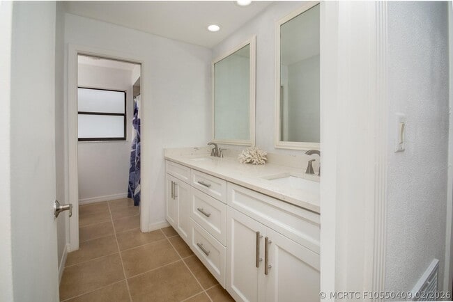 Building Photo - 2504 Hibiscus Dr W