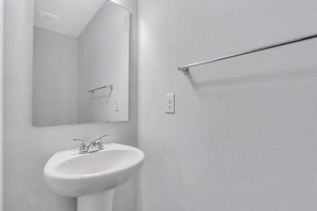 Building Photo - Modern 4-Bedroom Home in Butler Knoll in I...