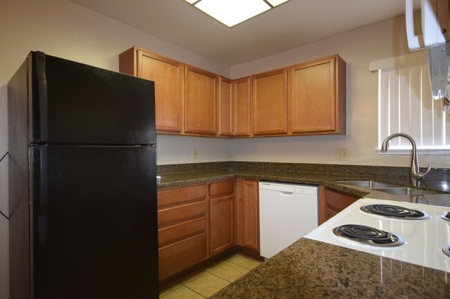 Building Photo - Cozy single story condo close to the commu...