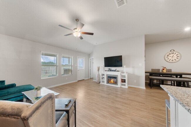 Building Photo - Stylish 3-Bed Home with Island Kitchen, Private Patio & Fenced Yard in Seguin
