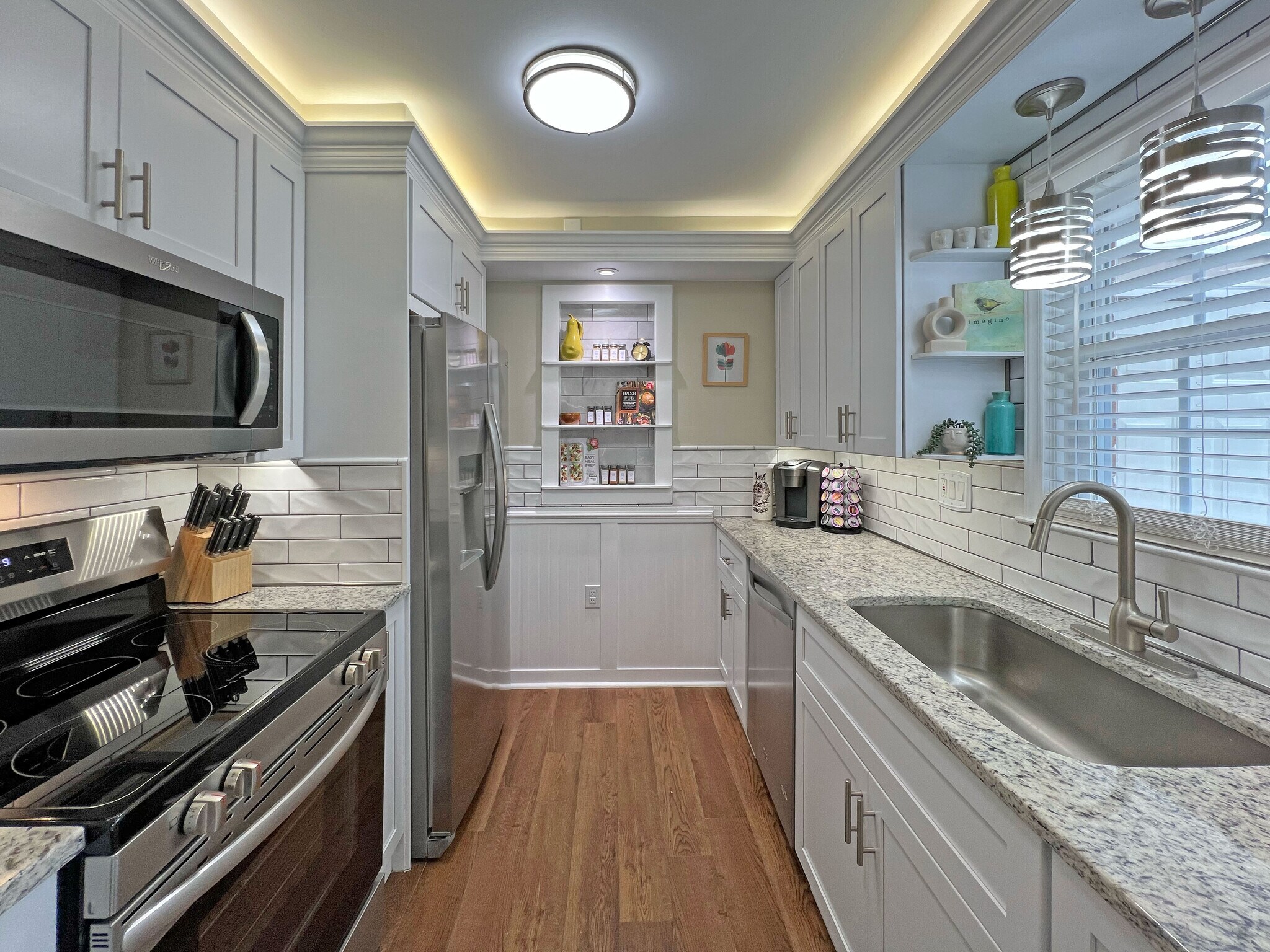 Well lit kitchen w/complete suite of appliances, luxurious granite counter tops, Keurig coffee stati - 160 17th Street Pl NW