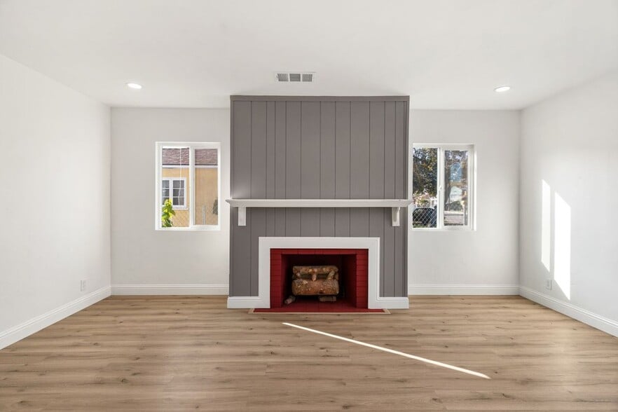 Building Photo - 301 10th St