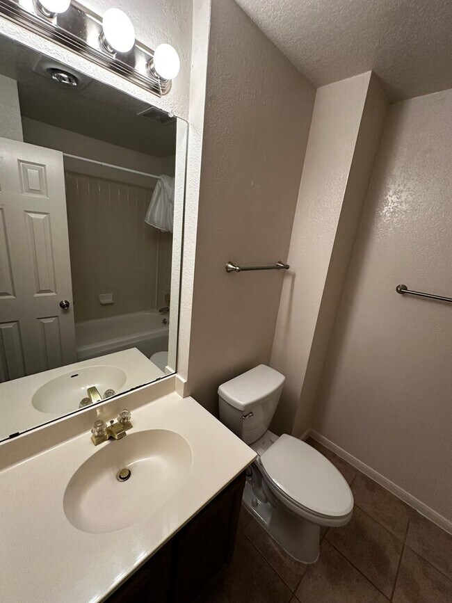 Building Photo - D.Schrager Properties3 (7213 Oak Meadow Dr)