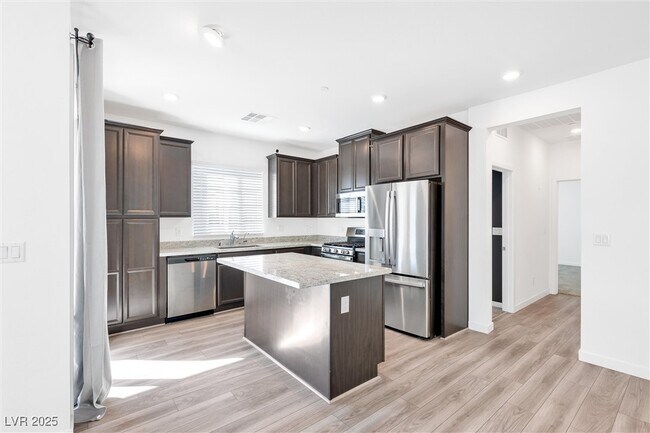 Building Photo - 5730 Sky Pointe Dr