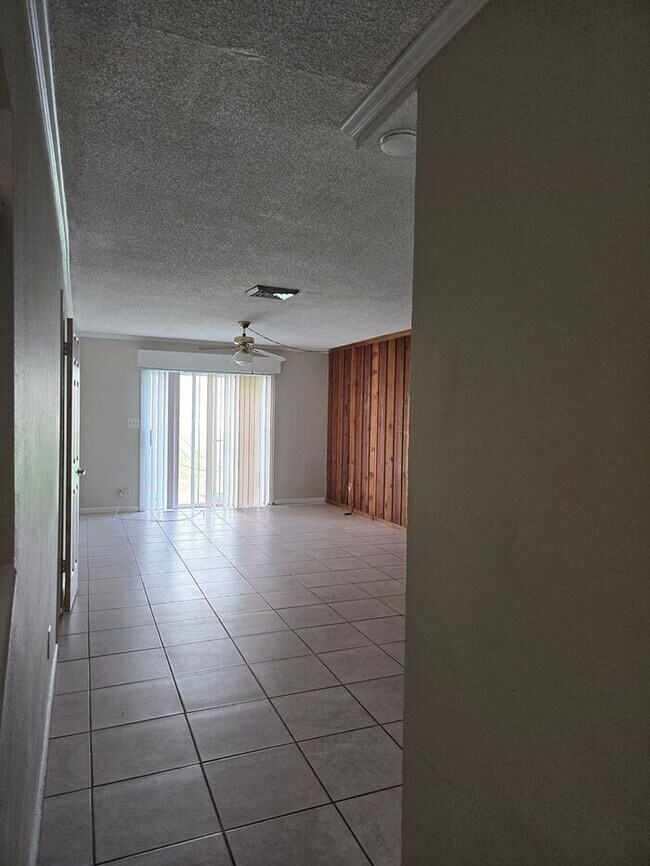 Building Photo - 2 bedroom Townhome off Pensacola Available