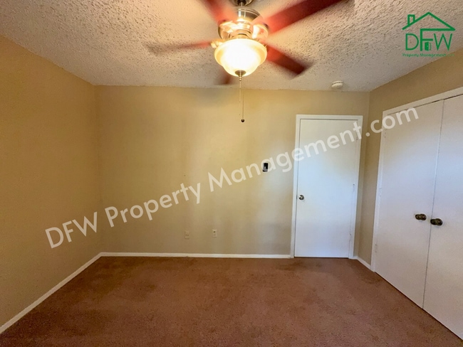 Building Photo - Charming 3-Bedroom Home with Fenced Backyard & Fireplace in Arlington!