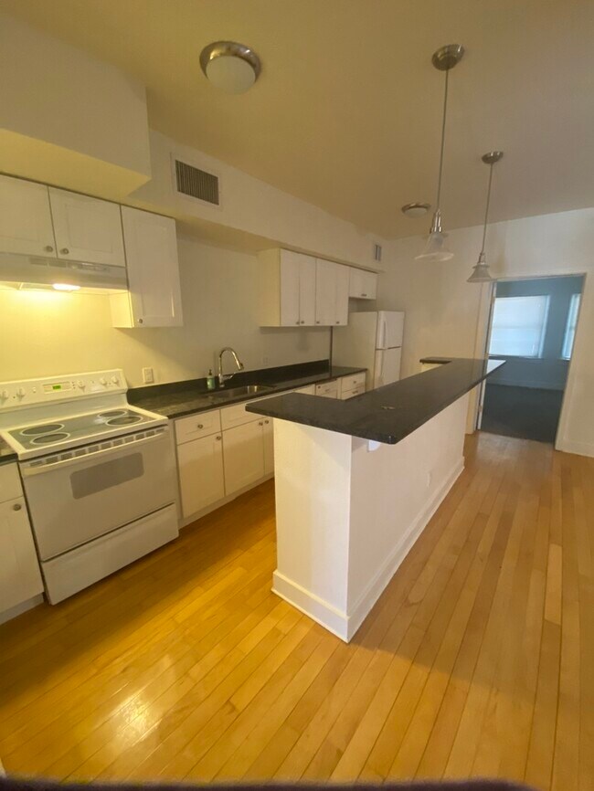 Building Photo - FOR RENT