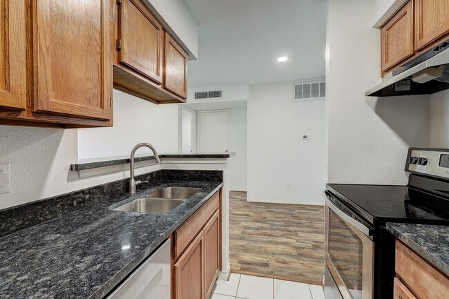 Building Photo - 11201 Lynbrook Dr
