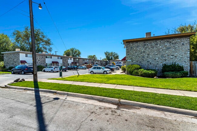 Primary Photo - Townhouse Court