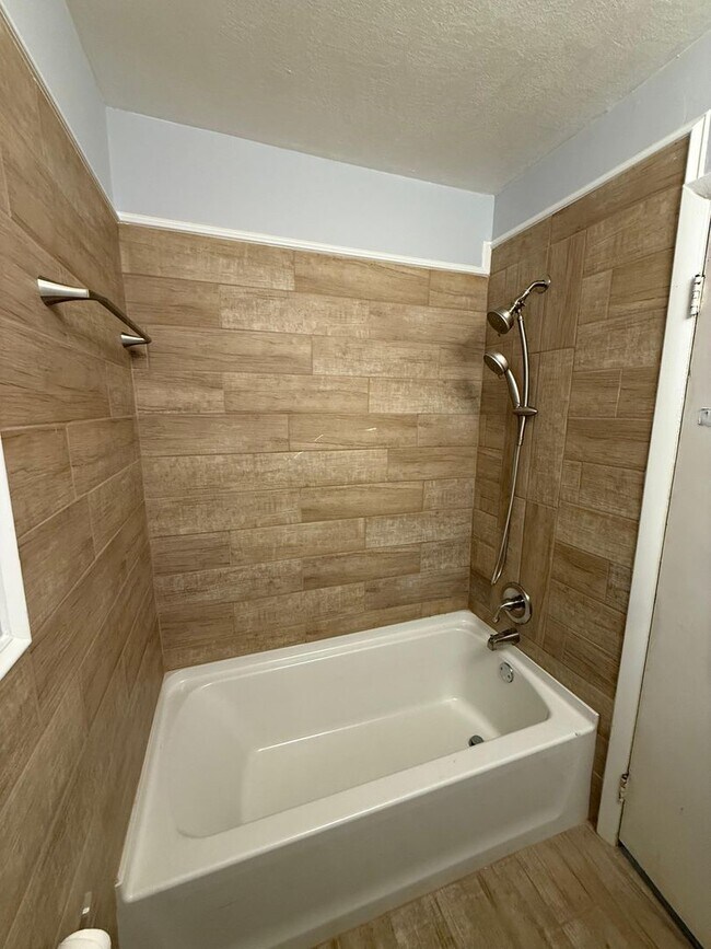 Building Photo - Fully Renovated 3/1 Available for Immediate Rent!