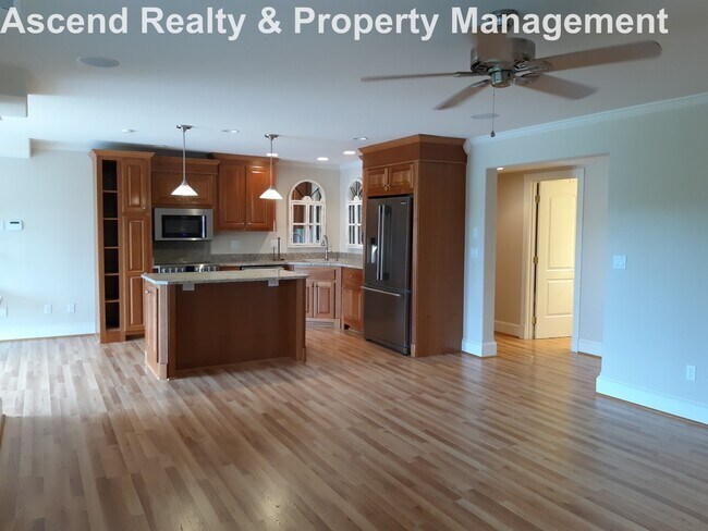 Building Photo - Unique Opportunity to Lease 2 Bed Lower Unit in Executive Home Utilities Included Quick Access to...