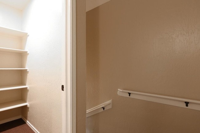 Building Photo - 512 Center Way