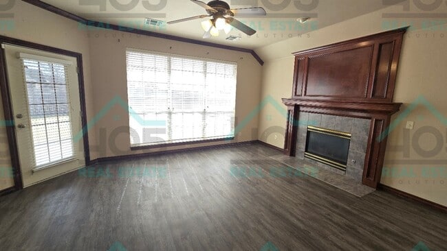 Building Photo - Lovley 4 Bedroom Plus an Office