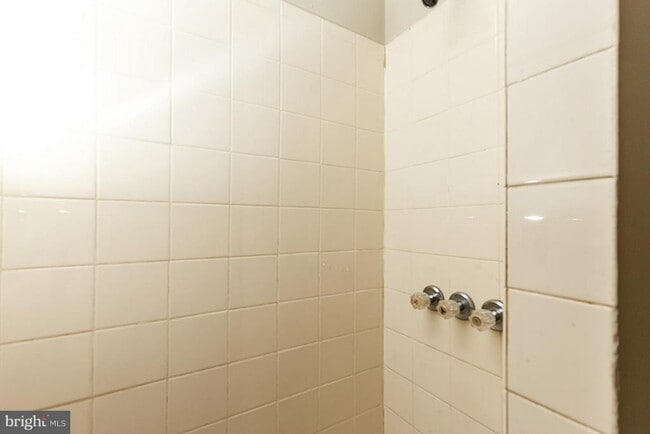 Building Photo - 2319 Chester St SE