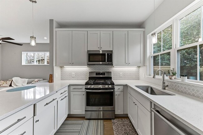 Building Photo - 1801 Pequeno St