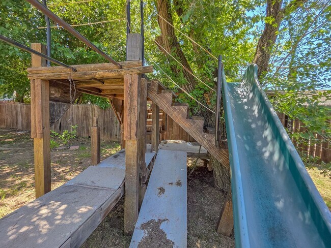 Building Photo - Charming 3-Bed, 2.5-Bath Home in Bethany w...