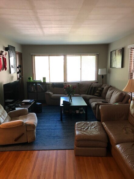 Living room - 3522 Holmes Ave