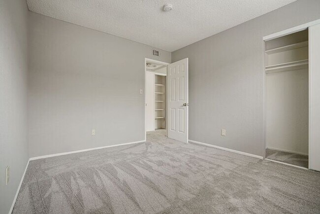 Building Photo - Beautiful duplex locate in Sacramento!